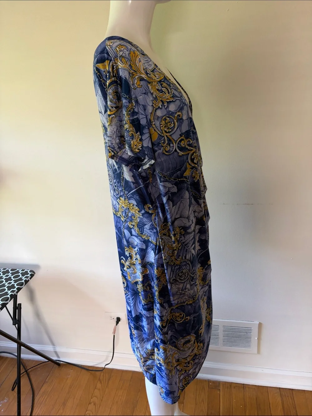 Elegant Blue Floral-Scroll V-Neck Midi Dress - Picture 6 of 7